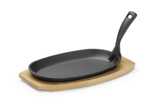 Gietijzeren schaal met houten onderlegger en greep